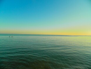 海边日出时分的辽阔海面