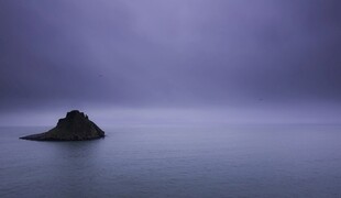 孤岩静立幽蓝海面