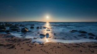 海边月夜美景