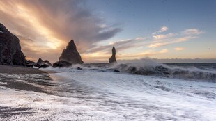 海边壮丽日出与礁石景观