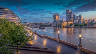 河畔城市夜景