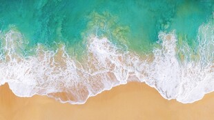 海浪轻拍沙滩的美丽瞬间