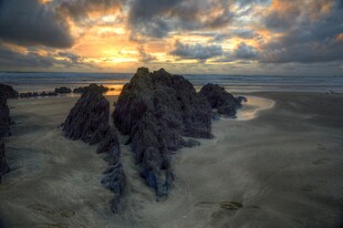 海边夕阳下的壮观礁石景观