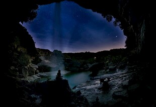 夜空下的洞穴景观