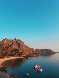 海边壮丽山景与停泊小船