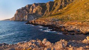 海岸边的壮丽岩石景观