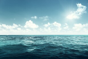 蔚蓝大海与晴朗天空