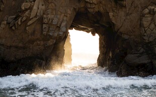 海边岩洞