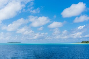 碧海蓝天中的美丽海岛