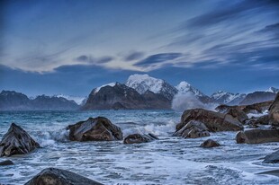 海边壮丽的雪山岩石景观