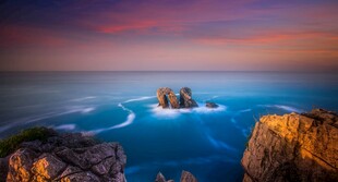 海边壮丽日落与礁石景观