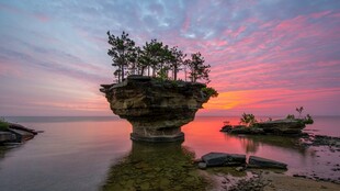 梦幻夕阳下的孤岩奇景