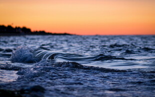 夕阳下的海浪美景