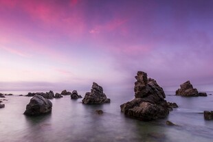 海边暮色中嶙峋礁石景观