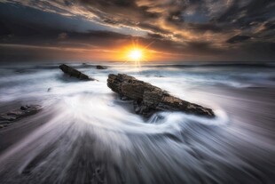 海边日落时的海浪与礁石