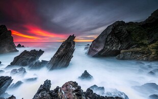 海边日落与嶙峋礁石美景