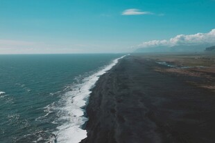 俯瞰蔚蓝大海与黑色海岸