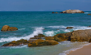 海边礁石与翻涌海浪美景
