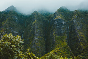 云雾缭绕的壮丽山景