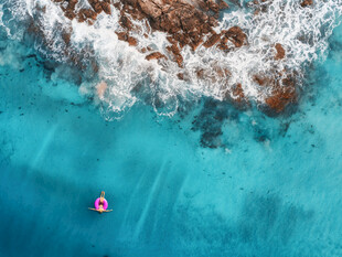 海上浮标与岸边浪花