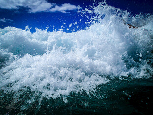 汹涌海浪拍打瞬间