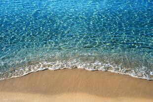 海边浪花轻拍金色沙滩