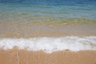 海浪轻拍沙滩的美丽瞬间