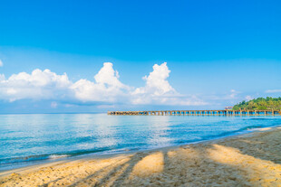 美丽海滨沙滩与栈桥风景