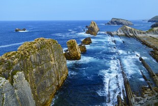 海岸边嶙峋礁石与碧海
