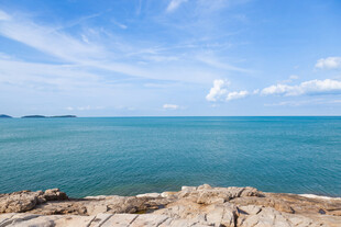 海边岩石与碧蓝广阔海景