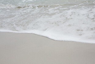 海浪轻拍沙滩的美好瞬间