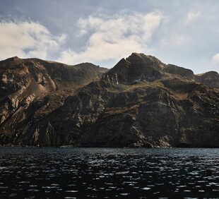 海上巍峨山峦景观