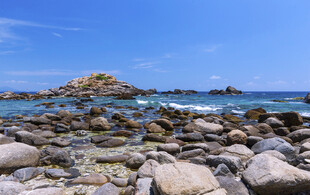 海边嶙峋礁石与湛蓝天空