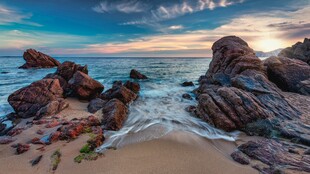 海边礁石美景