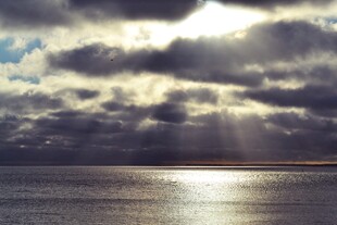海上阳光穿透云层美景