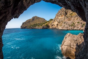透过岩洞看碧海青山