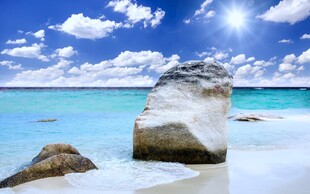 碧海蓝天中的海边巨石