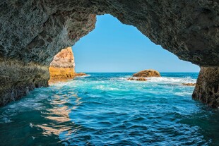 海边岩洞外的蔚蓝海景