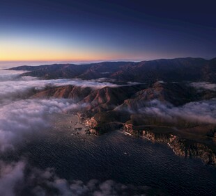 云海之上的壮丽山景