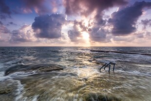 海边日落时的漫步景象