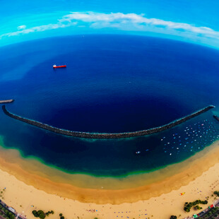 美丽海岸线与海中船只