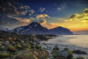 海边壮丽山峦日落美景