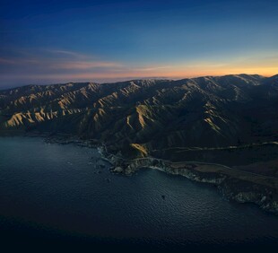 高空俯瞰山水壮丽景观