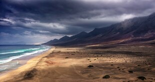 海边乌云下的壮丽沙滩景色