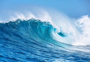 蓝色大海中的壮观海浪
