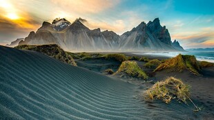 壮丽沙漠与远山日出景观