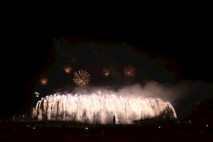 夜空中绚烂的烟花绽放