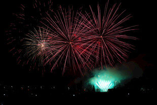 夜空中绚烂的烟花绽放