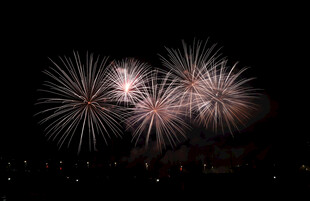 夜空中绚烂的烟花绽放