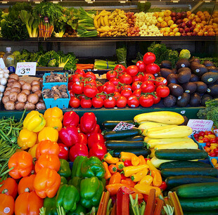 多彩新鲜果蔬摆满摊位